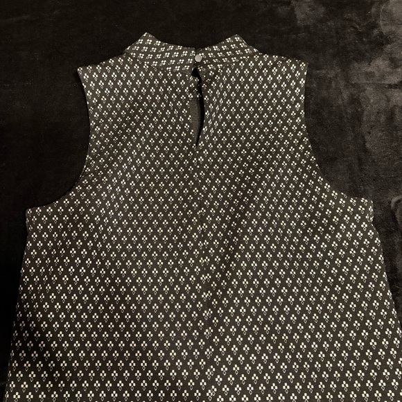 Banana Republic Black and Gold Patterned Mock Neck Shell Sleeveless Top SZ M - Picture 7 of 9